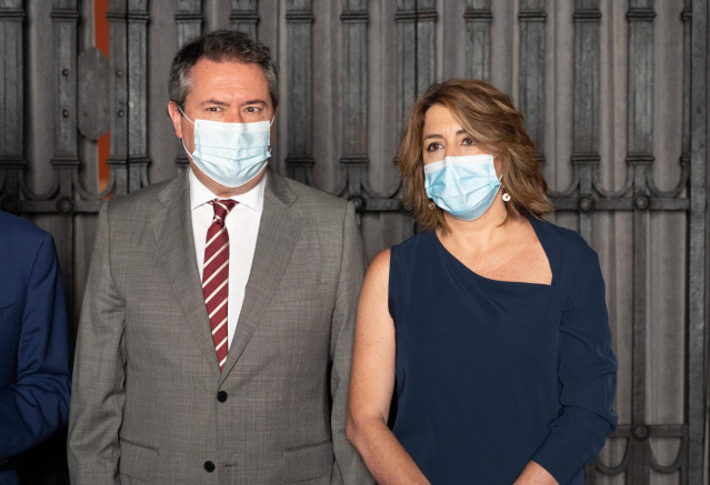 Archivo - La secretaria general del PSOE de Andalucía, Susana Díaz junto al alcalde de Sevilla, Juan Espadas, en una foto de archivo.
