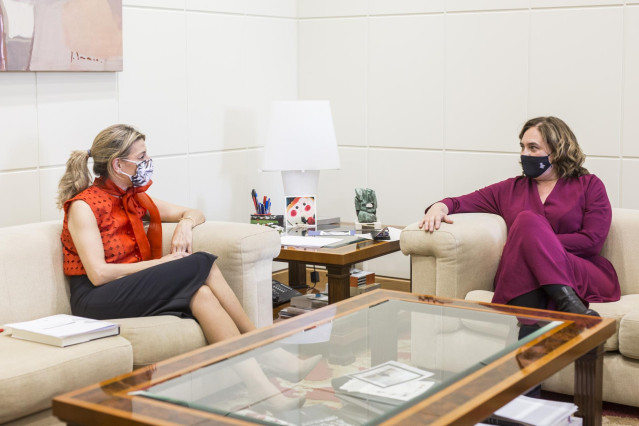 La vicepresidenta tercera y ministra de Trabajo y Economía Social, Yolanda Díaz (i), y la alcaldesa de Barcelona, Ada Colau (d), durante un encuentro de trabajo en el Ministerio de Trabajo y Economía Social, a 25 de mayo de 2021, en Madrid (España). Duran