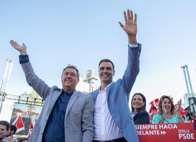 Archivo - El secretario general del PSOE y presidente del Gobierno en funciones, Pedro Sánchez (d),y el alcalde de Sevilla, Juan Espadas (i), en una foto de archivo.