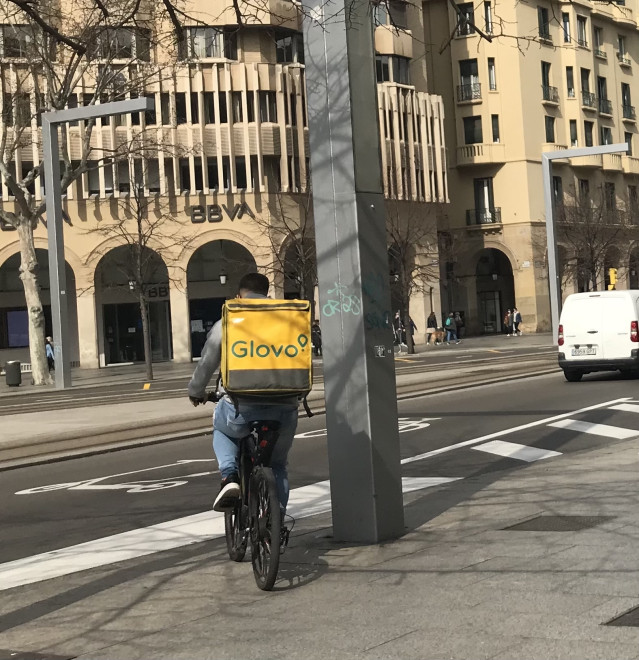 Archivo - Rider de Glovo en bicicleta