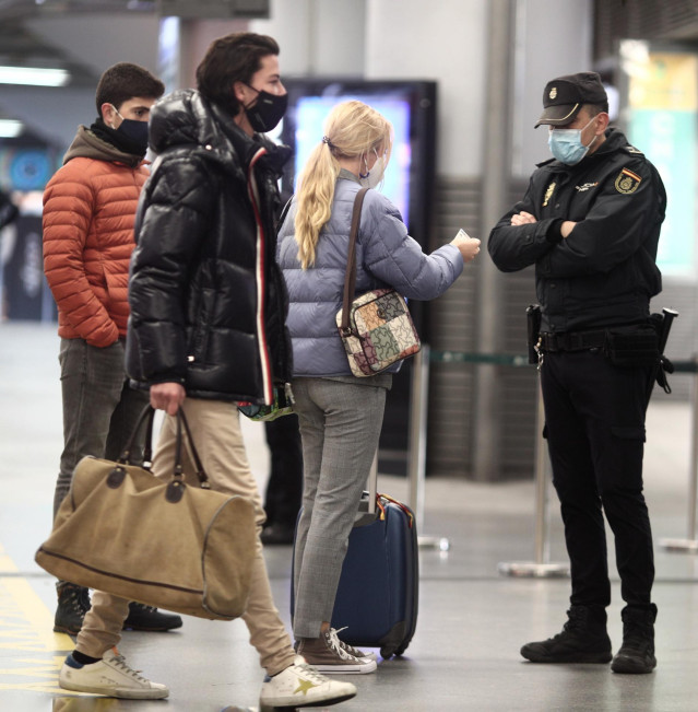 Archivo - Agentes la Policía Nacional desplegados en el aeropuerto de Madrid-Barajas en una imagen de archivo