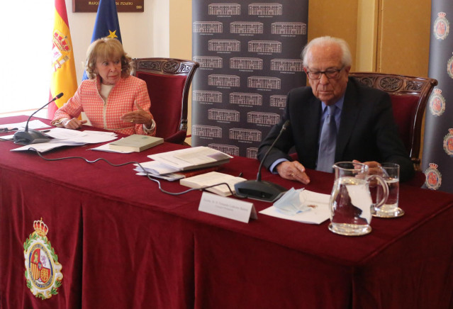 La presidenta del Consejo de Estado, María Teresa Fernández de la Vega, y el consejero permanente y coordinador de la Memoria, Fernando Ledesma, intervienen en la presentación de la Memoria 2020 del Consejo de Estado, a 26 de mayo de 2021, en Madrid, (Esp