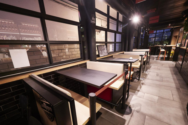 Archivo - Mesas con medidas de seguridad en un restaurante de Pamplona, Navarra (España), a 17 de diciembre de 2020.