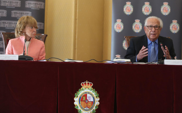 La presidenta del Consejo de Estado, María Teresa Fernández de la Vega, y el consejero permanente y coordinador de la Memoria, Fernando Ledesma, intervienen en la presentación de la Memoria 2020 del Consejo de Estado, a 26 de mayo de 2021, en Madrid, (Esp