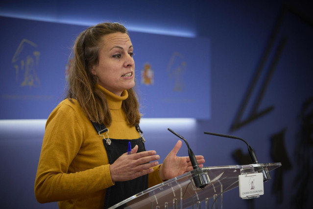 La diputada de la CUP en el Congreso, Mireia Vehí, interviene en una rueda de prensa en el Congreso