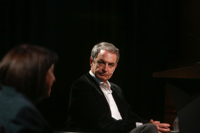 Archivo - El expresidente del Gobierno José Luis Rodríguez Zapatero y la periodista y escritora Angélica Tanarro participan en el coloquio 'Azaña y la cultura como vocación política', en el Instituto Cervantes, en Madrid (Foto de archivo del 20 de enero d