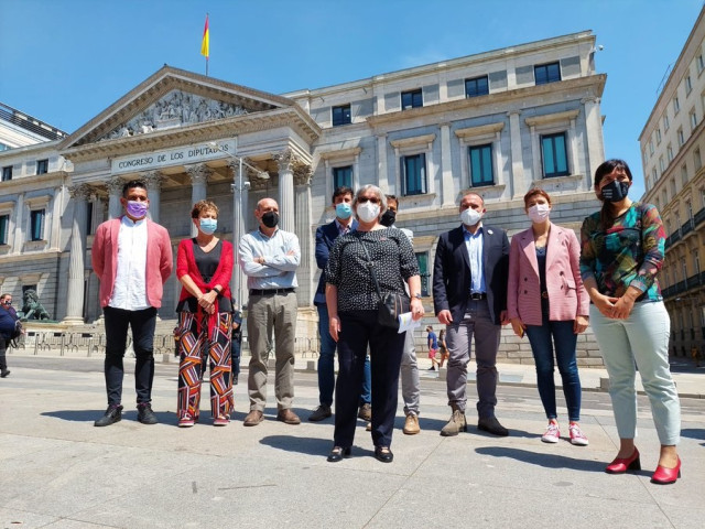 Representantes de CeACUA y Aministía Internacional, frente al Congreso