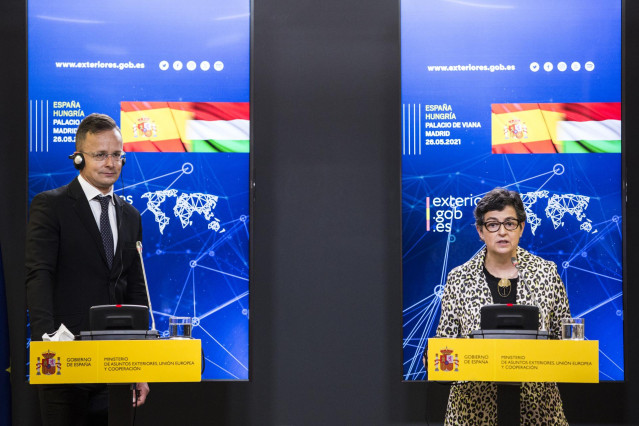 La ministra de Asuntos Exteriores, Unión Europea y Cooperación, Arancha González Laya, durante una rueda de prensa junto al ministro de Asuntos Exteriores de Hungría, Péter Szijjártó