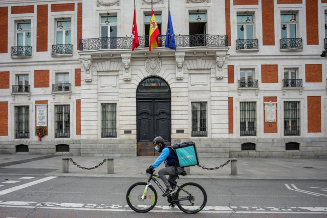Archivo - Un 'rider' de Deliveroo circula por la Puerta del Sol, en Madrid (España)