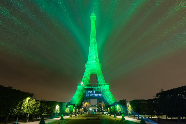 Torre Eiffel iluminada de verde.