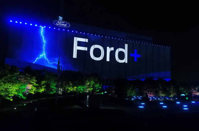 Logo de Ford +.