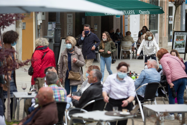 Varias personasen la terraza de un bar