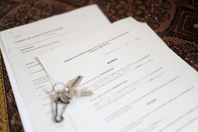 Archivo - Unas llaves sobre un contrato de alquiler de una vivienda