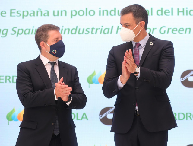 El presidente de Castilla-La Mancha, Emiliano García Page (i), y el presidente del Gobierno, Pedro Sánchez, en la presentación del acto 'Haciendo de España un polo industrial del hidrógeno verde en Europa', a 24 de mayo de 2021, en Toledo.