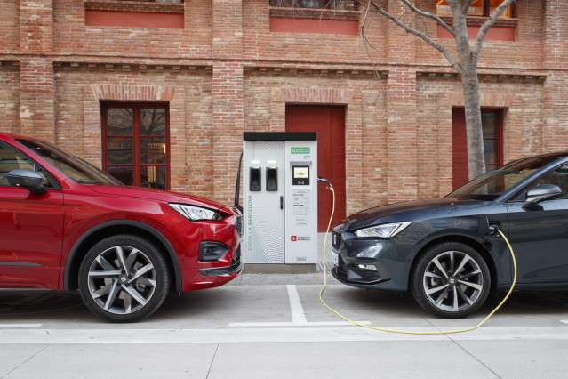 Archivo - Coches electrificados cargándose.