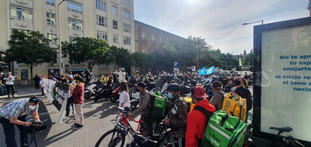 Riders se concenran frente al Congreso de los Diputados