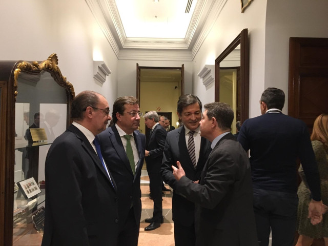 Archivo - De izquierda a derecha, los presidentes de Aragón, Francisco Javier Lambán; Extremadura, Guillermo Fernández Vara; el expresidente de Asturias, Javier Fernández, y el presidente de Castilla la Mancha, Emiliano García-Page, en una foto de archivo