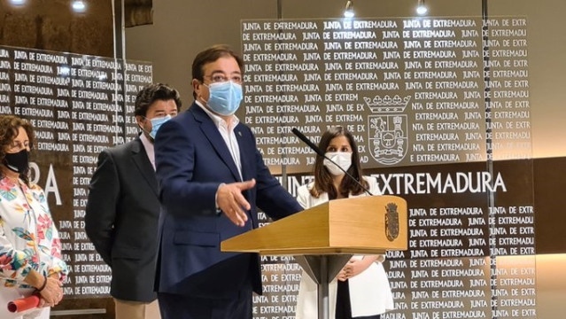 El presidente de la Junta, Guillermo Fernández Vara, en rueda de prensa este jueves en Mérida