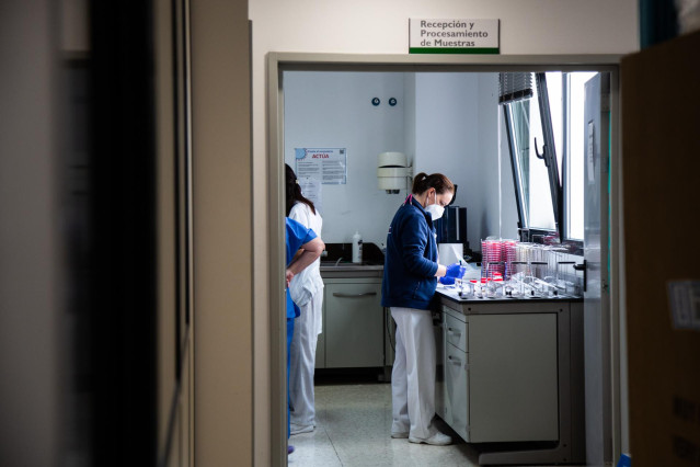 Archivo - Varias investigadoras en un laboratorio