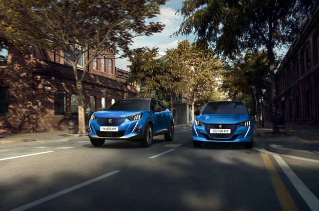 Archivo - Peugeot 2008 y 208.