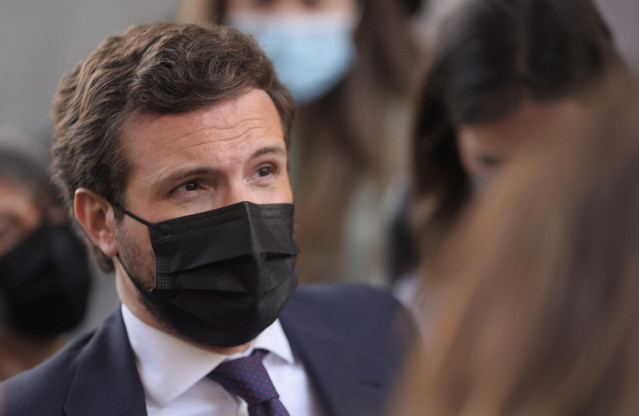El líder del PP, Pablo Casado, en las inmediaciones del Congreso donde se celebra una sesión de control al Gobierno, a 26 de mayo de 2021, en el Congreso de los Diputados, Madrid, (España).