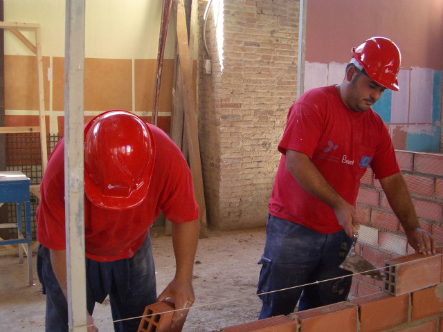 Archivo - Albañiles trabajando.