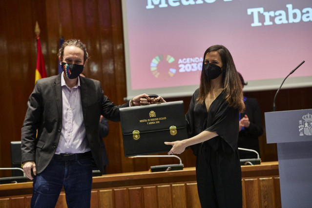 Archivo - El vicepresidente segundo y ministro de Derechos Sociales y Agenda 2030 saliente, Pablo Iglesias, cede la cartera ministerial a la nueva ministra de Derechos Sociales y Agenda 2030, Ione Belarra, en Madrid (España), a 31 de marzo de 2021.