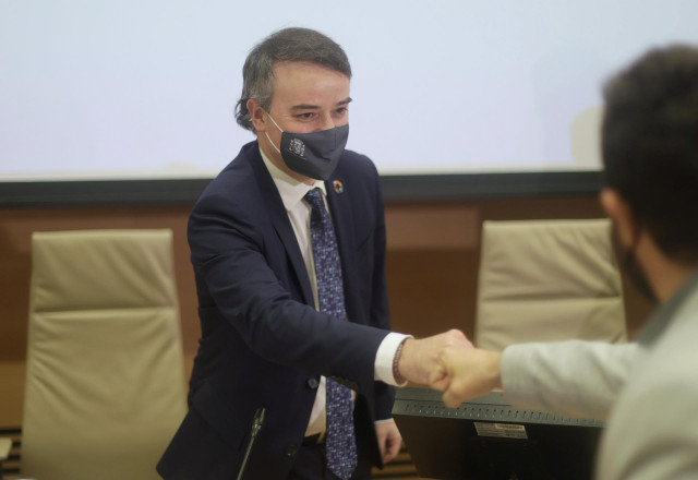 El director del Gabinete del Presidente del Gobierno, Iván Redondo, saluda a su llegada a la comparecencia en la Comisión Mixta de Seguridad Nacional en el Congreso de los Diputados.