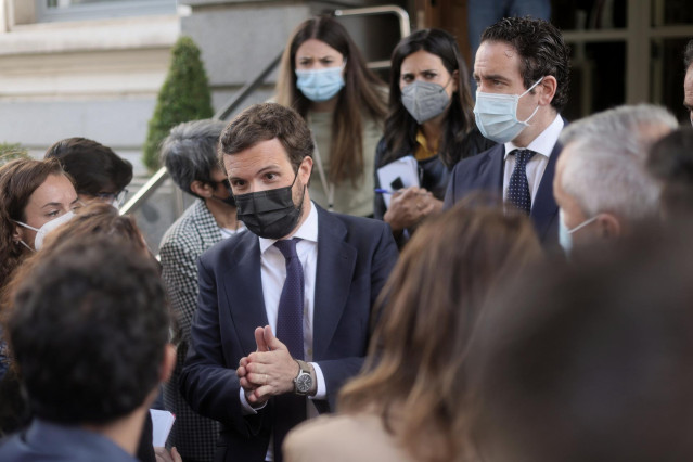 El líder del PP, Pablo Casado, en las inmediaciones del Congreso donde se celebra una sesión de control al Gobierno, a 26 de mayo de 2021, en el Congreso de los Diputados, Madrid, (España).