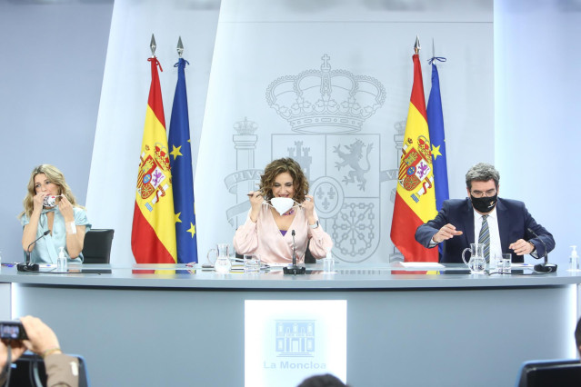 (I-D) La ministra portavoz y ministra de Hacienda, María Jesús Montero; la vicepresidenta tercera del Gobierno y ministra de Trabajo y Economía Social, Yolanda Díaz y el ministro de Inclusión, Seguridad Social y Migraciones, José Luis Escrivá