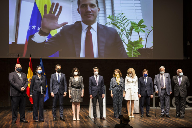 El expresidente José María Aznar posa junto a Pablo Casado, Isabel Díaz Ayuso y José Luis Martínez Almeida en la concesión del X Premio FAES de la Libertad a Juan Guaidó, que saluda por videoconferencia. En el Auditorio de CaixaForum, a 27 de mayo de 2021