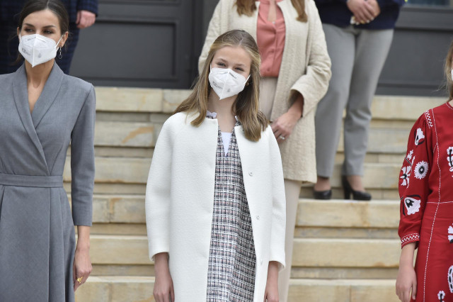 Archivo - La Reina Letizia y la Princesa Leonor posan durante su visita al astillero de Navintia, a 22 de abril de 2021 en Cartagena, Murcia (España).
