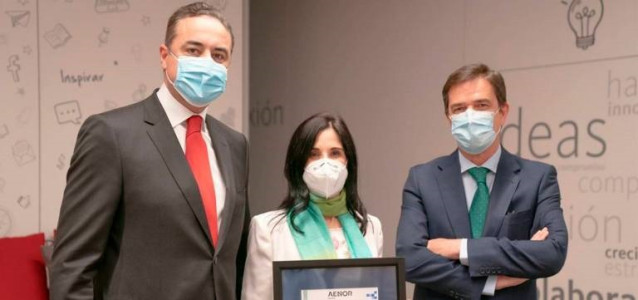 El director de Experiencia de Cliente y Calidad de Santander España, Ignacio Martín Cuevas; la directora de Banca Privada para España de Banco Santander, Adela Martín Ruiz, y el director de AENOR en la Región Centro y EMEA, Gonzalo Piédrola.