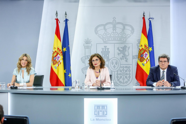 (I-D) La vicepresidenta tercera del Gobierno y ministra de Trabajo y Economía Social, Yolanda Díaz; la ministra portavoz y ministra de Hacienda, María Jesús Montero y el ministro de Inclusión, Seguridad Social y Migraciones, José Luis Escrivá, comparecen