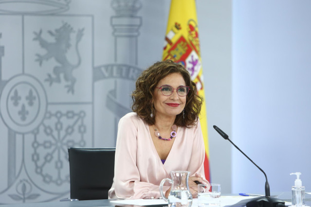 La ministra portavoz y ministra de Hacienda, María Jesús Montero, comparece en una rueda de prensa posterior al Consejo de Ministros extraordinario, en el Complejo de La Moncloa, a 27 de mayo de 2021, en Madrid (España).