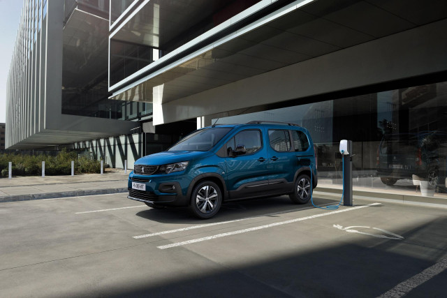 Archivo - El nuevo Peugeot e-Rifter, fabricado en Vigo.