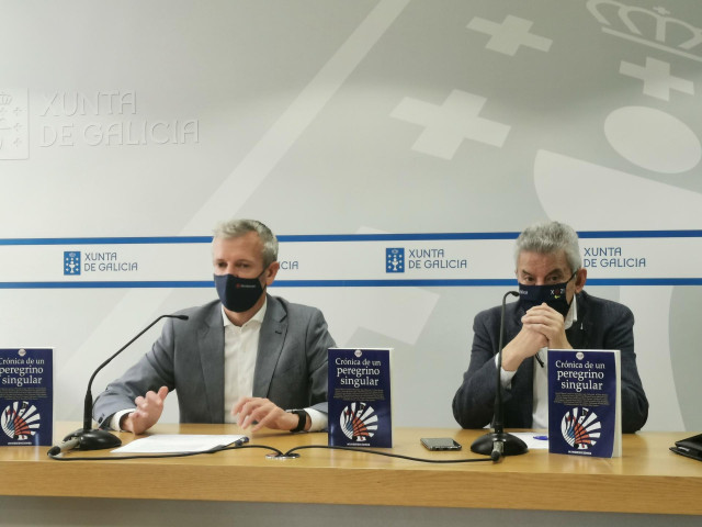 El vicepresidente primero de la Xunta,Alfonso Rueda, y el presidente de la Academia Xacobea, Xesús Palmou, en rueda de prensa.