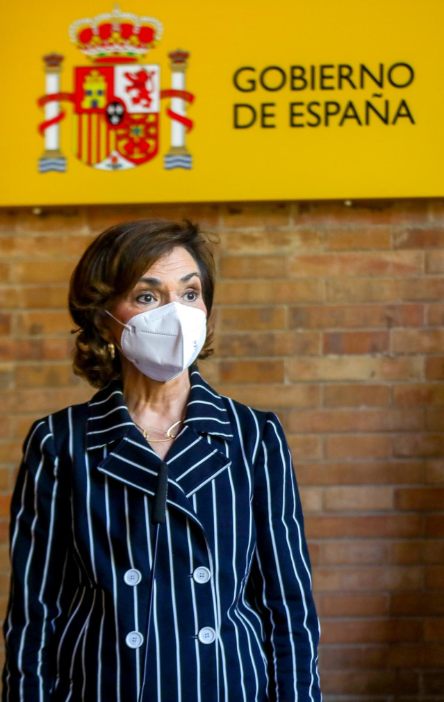 Carmen Calvo, atiende a los medios antes de clausurar el acto de presentación del libro 'Memoria Democrática. Fosas y exhumaciones