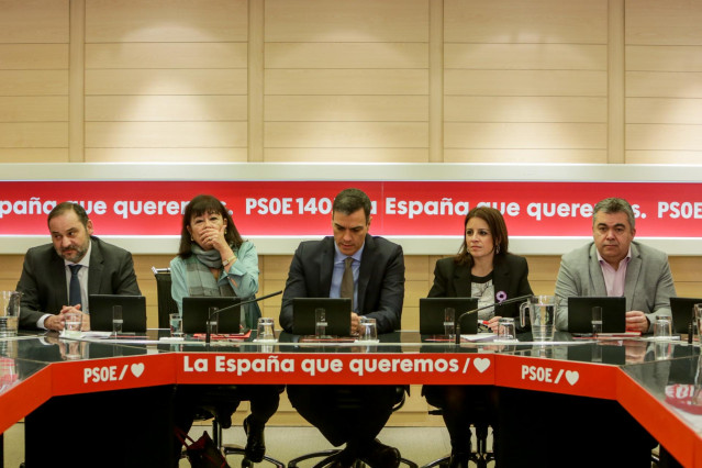 Archivo - (I-D) El ministro de Transportes, José Luis Ábalos, la presidenta del PSOE, Cristina Narbona, el presidente del Gobierno, Pedro Sánchez, la vicepresidenta general del PSOE, Adriana Lastra, y el secretario ejecutivo de Coordinación Territorial de