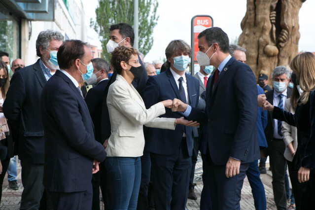 El presidente del Gobierno, Pedro Sánchez (d), saluda a la presidenta de Navarra, María Chivite, a su llegada a la inauguración de la IV Feria Nacional para la Repoblación de la España Rural Presura*20, a 28 de mayo de 2021, en El Hueco, Soria, Castilla y