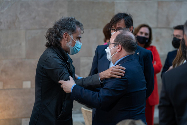 El presidente de Òmnium Cultural, Jordi Cuixart, condenado en el juicio del 'procés', abraza al ministro de Política Territorial y Función Pública y líder del PSC, Miquel Iceta, durante un acto en Barcelona.