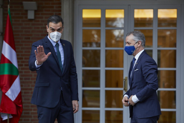 Archivo - El presidente del Gobierno central, Pedro Sánchez (i), y el Lehendakari, Iñigo Urkullu (d) posan a su llegada a una reunión en el Palacio de La Moncloa, en Madrid (España), a 25 de enero de 2021. Durante la cita ambos mandatarios tratarán la ges