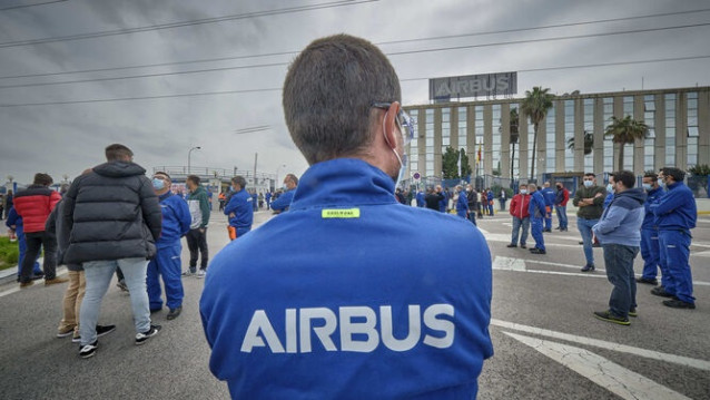 Trabajadores de Airbus Puerto Real concentrados ante la planta.