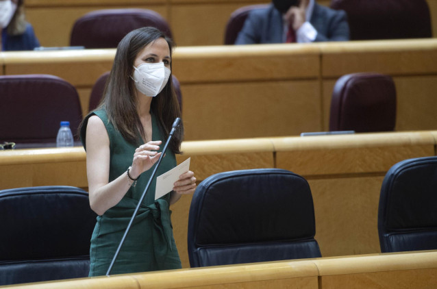 La ministra de Derechos Sociales y Agenda 2030, Ione Belarra (d), interviene durante una sesión de control al Gobierno en el Senado, a 25 de mayo de 2021, en Madrid (España). En este pleno, el Gobierno se enfrenta, entre otras, a preguntas relacionadas co