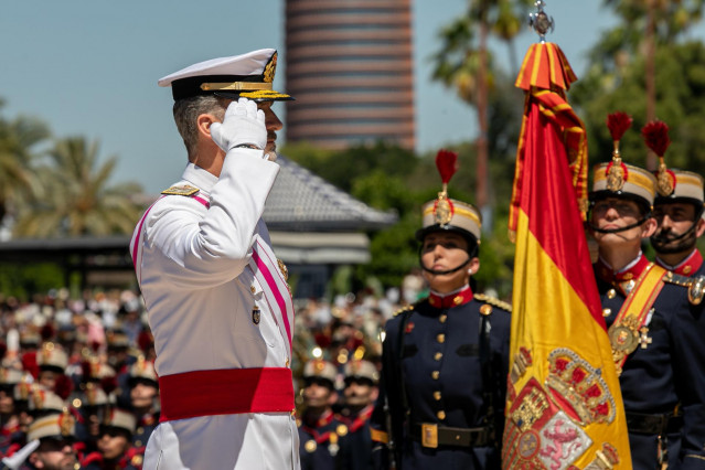 Archivo - En Rey en el desfile con motivo del Día de las Fuerzas Armadas en Sevilla en 2019
