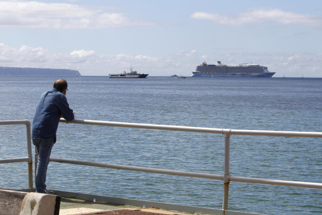 Un hombre observa el crucero ‘Odyssey of the Seas’