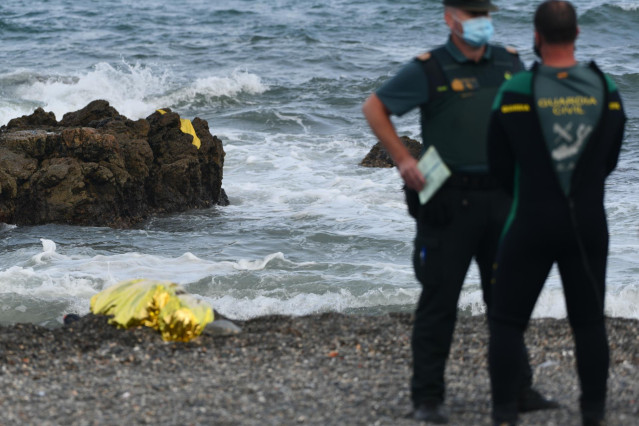 Agentes de la Guardia Civil desplegados en la playa de El Tarajal de Ceuta en la reciente crisis por la entrada de miles de inmigrantes
