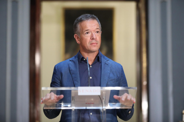 Archivo - El portavoz del PSOE en la Cámara Baja, Ander Gil, ofrece declaraciones a los medios de comunicación tras la reunión de la Junta de Portavoces en el Salón de Pasos Perdidos de la Cámara Alta, en Madrid (España), a 1 de septiembre de 2020.