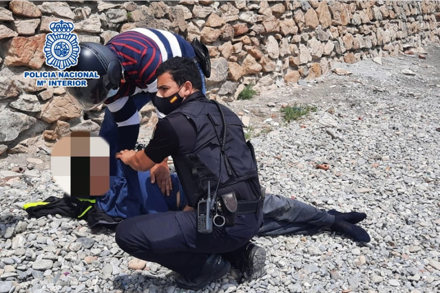 Una patrulla de la Policía salva la vida a un joven inmigrante en Ceuta