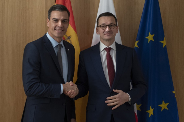 El presidente del Gobierno, Pedro Sánchez, con el primer ministro de la República de Polonia, Mateusz Morawiecki, en 2018